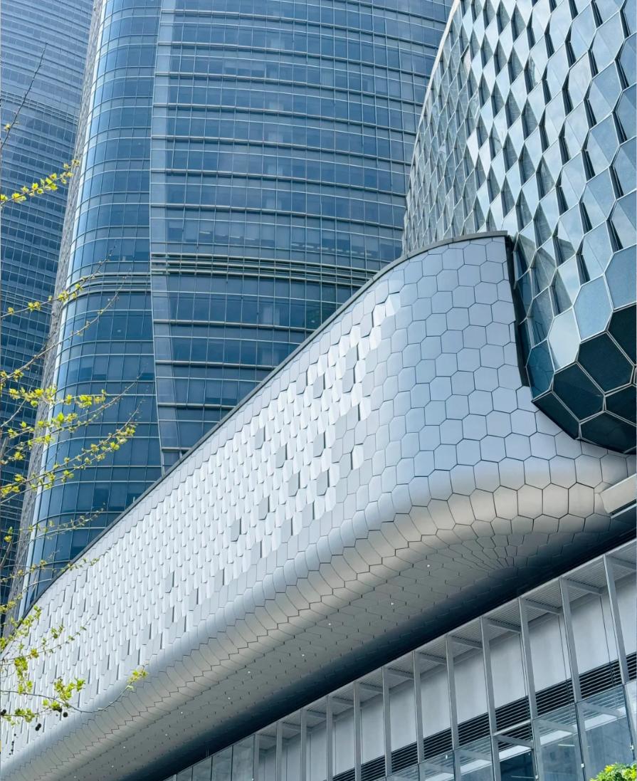 徐家汇中心流线型玻璃幕墙与六边形金属外立面细节