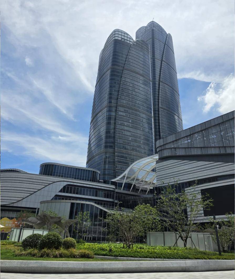 徐家汇中心ITC双子塔玻璃幕墙与裙楼外观,含ITC美食坊